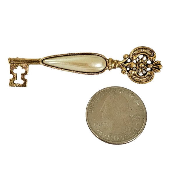 1928 Brand Gold Tone Faux Pearl Skeleton Key Brooch Pin L263 - Picture 5 of 7